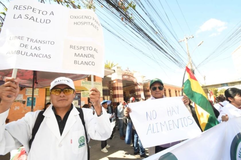 Médicos marchan en La Paz y exigen pausa humanitaria ante crisis en hospitales
