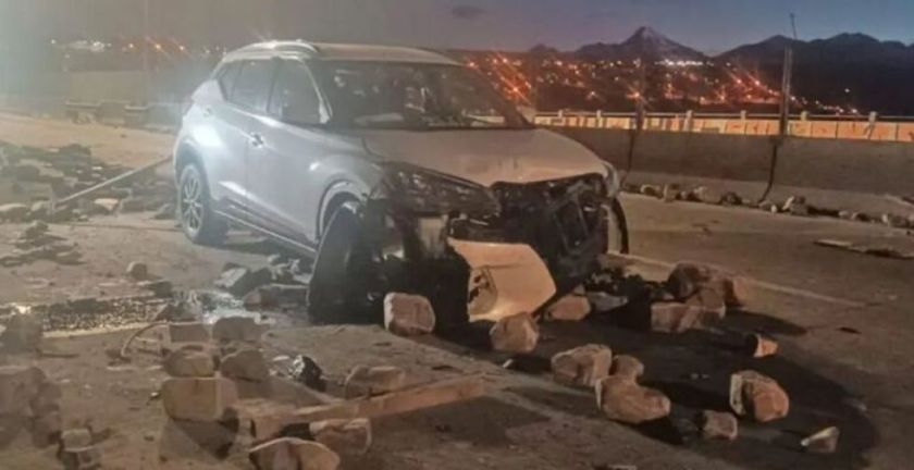 Un vehículo se accidenta por escombros de bloqueos en la autopista La Paz - El Alto