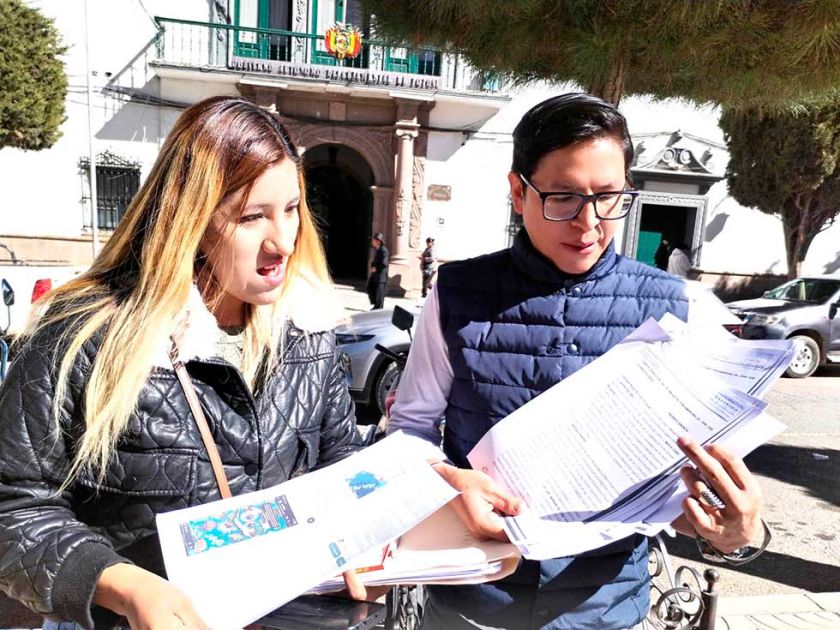 Una funcionaria bisexual denuncia a su director por presunto acoso laboral 