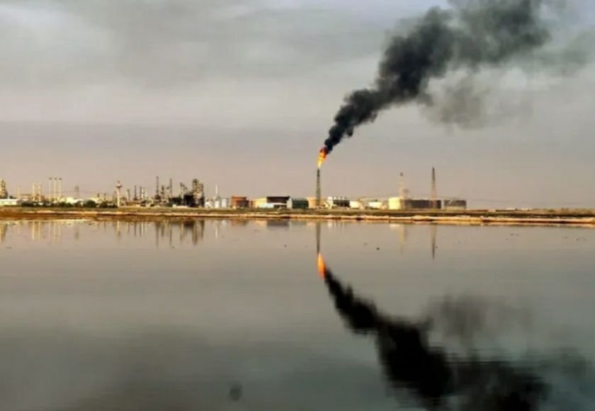Las fluctuaciones del petróleo llevan al brent a un alza del 27 % en tres meses de guerra en Irán