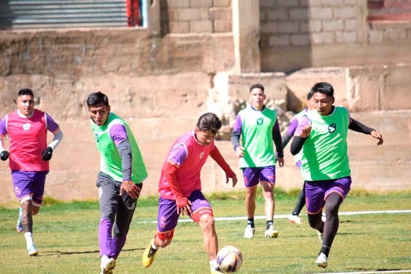 El técnico Flavio Torres fortalece el trato del balón y la definición en Real Potosí