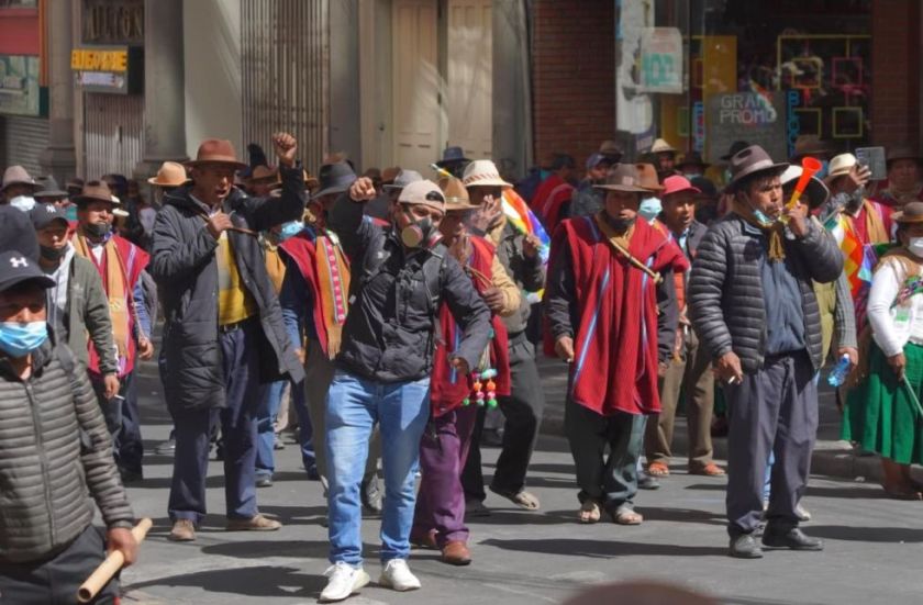Campesinos y mineros insisten en la renuncia de Paz