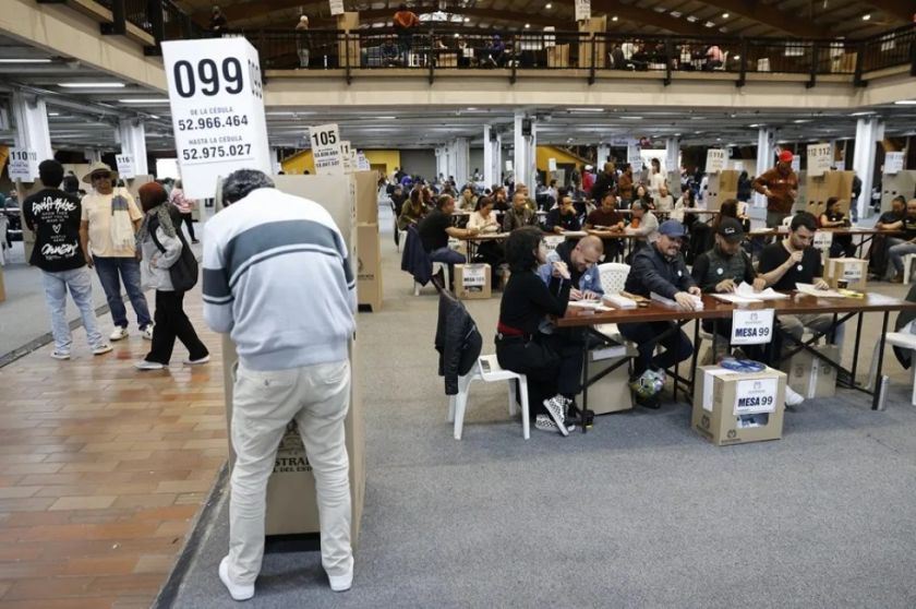 Colombia cierra los colegios electorales y empieza el conteo de los votos para presidente