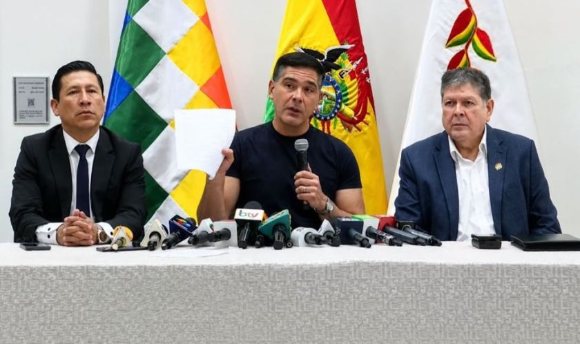 Gobierno anuncia reunión para el abastecimiento de combustibles y alimentos en La Paz