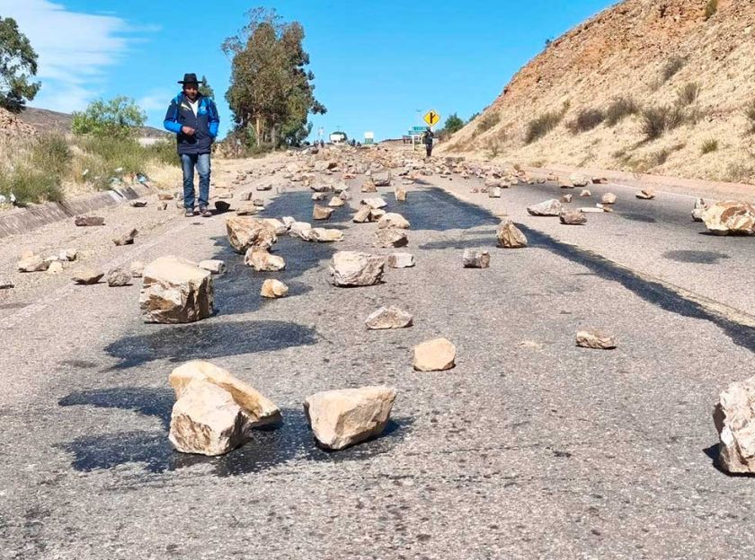 Reportan 24 puntos de bloqueo y los  productos llegan por rutas alternas