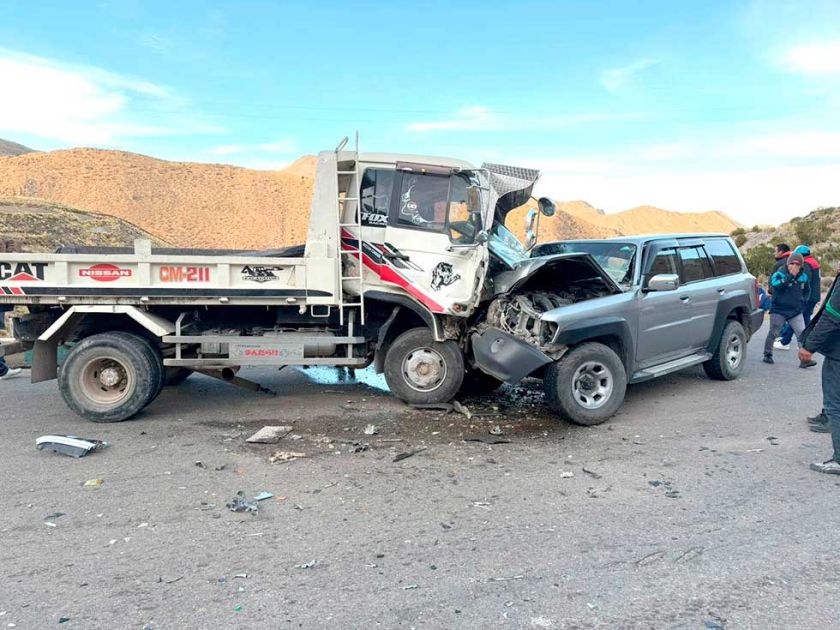 Choque entre volqueta y vagoneta deja cuatro heridos en vía Potosí–Porco