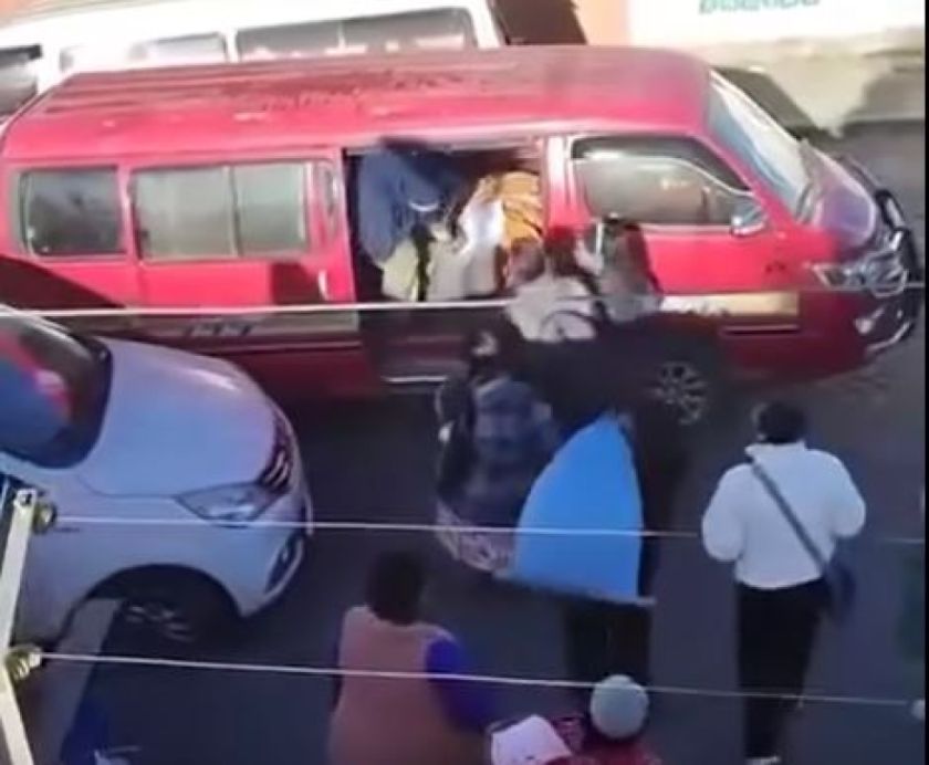 El Alto: Mujer fallece en un minibús era trasladada a un centro médico