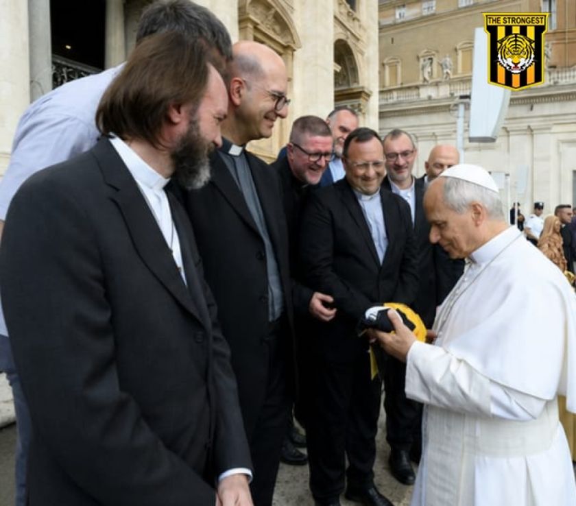Sacerdote hincha del club The Strongest regala una camiseta al papa León XIV 