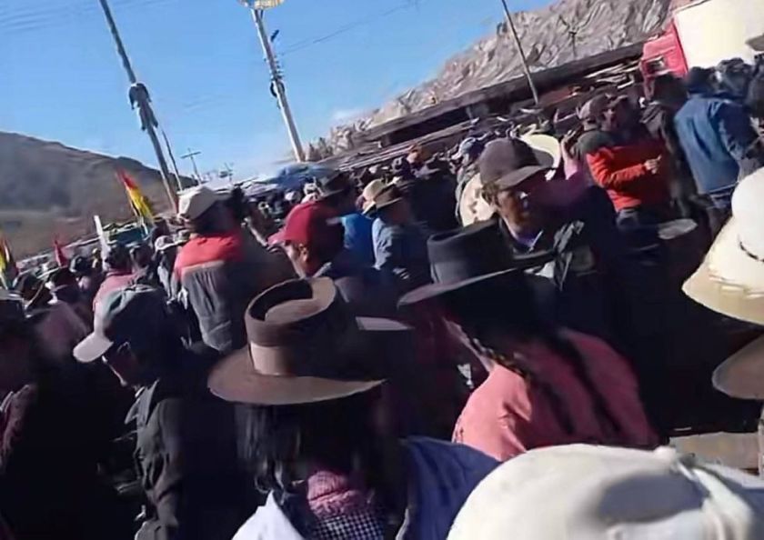 Denuncian retención de autoridades cinteñas por bloqueadores