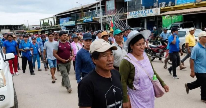 Vecinos de San Julián marchan para exigir liberación de detenidos tras operativo de desbloqueo