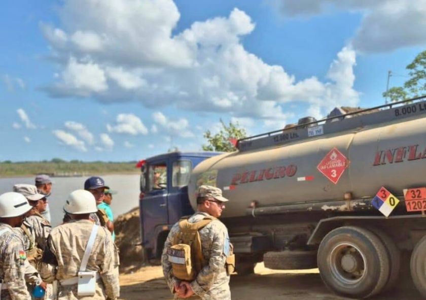 Beni: Armada ayuda en garantizar el paso vehicular en el cruce del río Mamoré