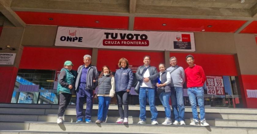 Peruanos en Bolivia acuden a las urnas en medio de bloqueos y dificultades de movilidad