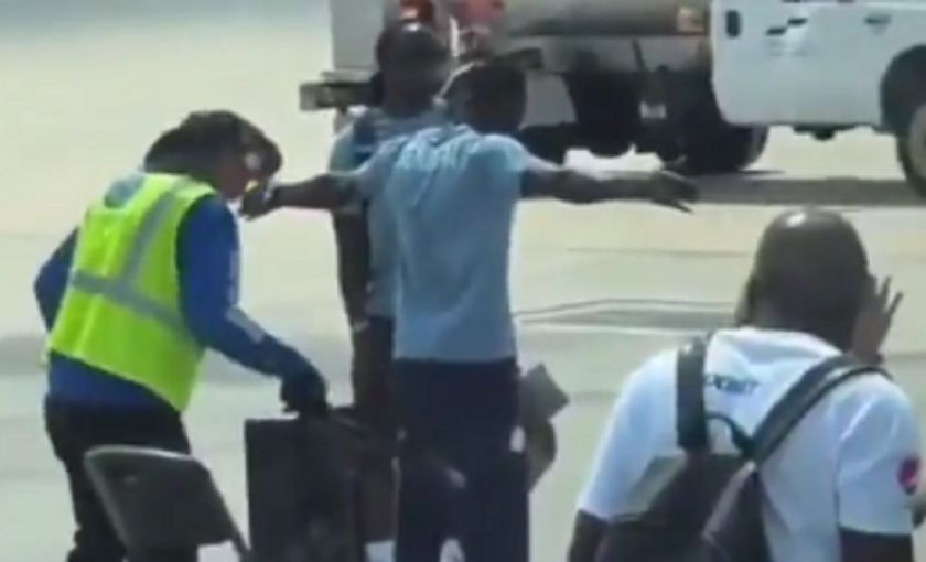 Polémica mundial: EEUU recibe con cacheos y perros rastreadores a la selección de Senegal y Uzbekistán
