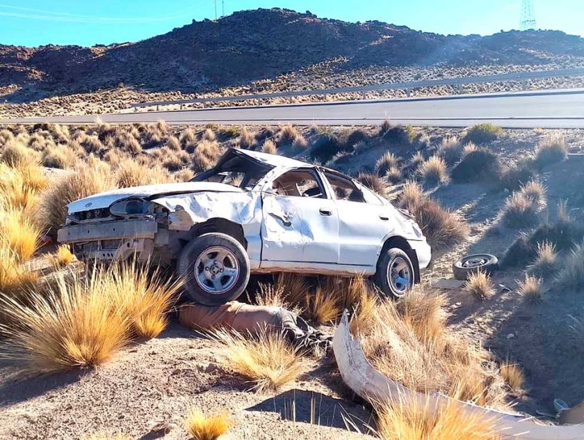Conductor sobrevive a un espectacular vuelco en vía  