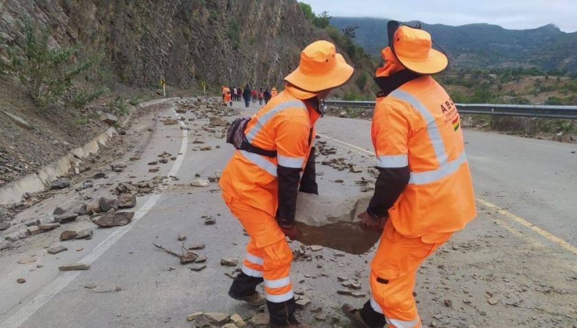 ABC denuncia graves daños en  vías Cochabamba por bloqueos y uso de explosivos