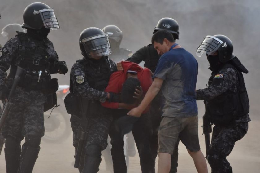 Desbloqueos en Cochabamba dejan más de 50 aprehendidos tras operativos policiales