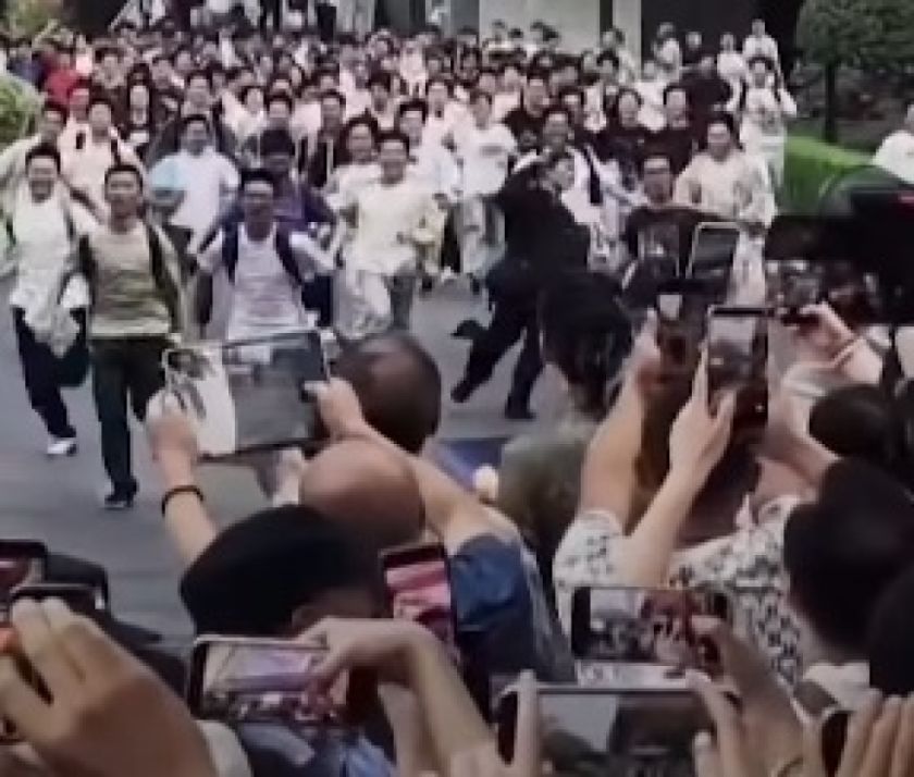 Miles de estudiantes chinos corren por la calles de Beijín tras rendir el exámen de ingreso a la universidad