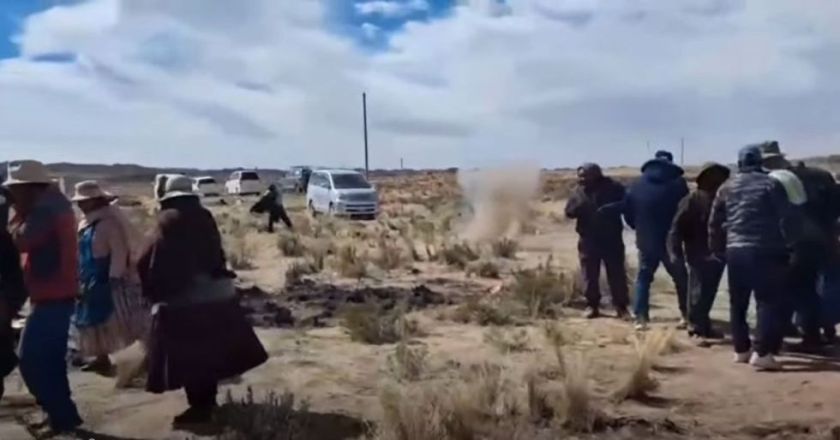 Denuncian que transportistas son usados como rehenes en puntos de bloqueo
