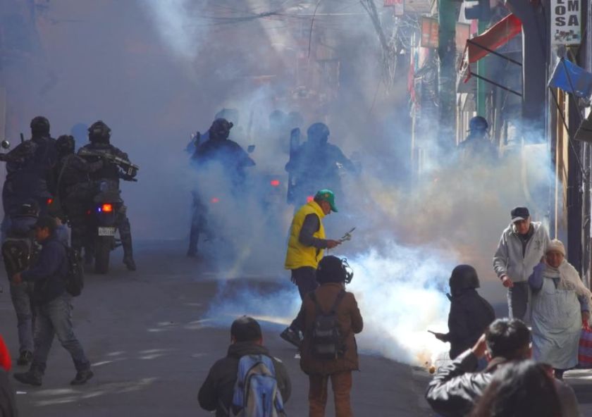 Marchistas llegan al centro de La Paz y la Policía los dispersa con gases