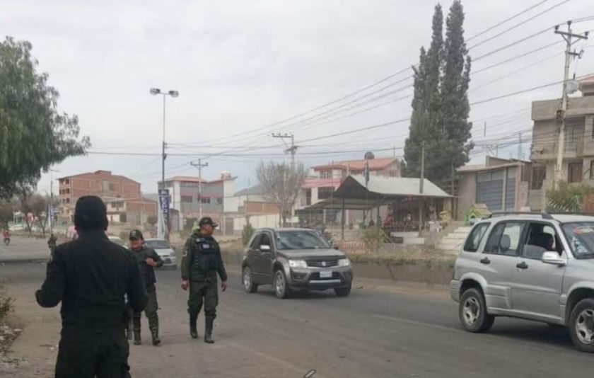 Cochabamba: Policía interviene en Huayllani y desactiva bloqueo en la ruta a Sacaba