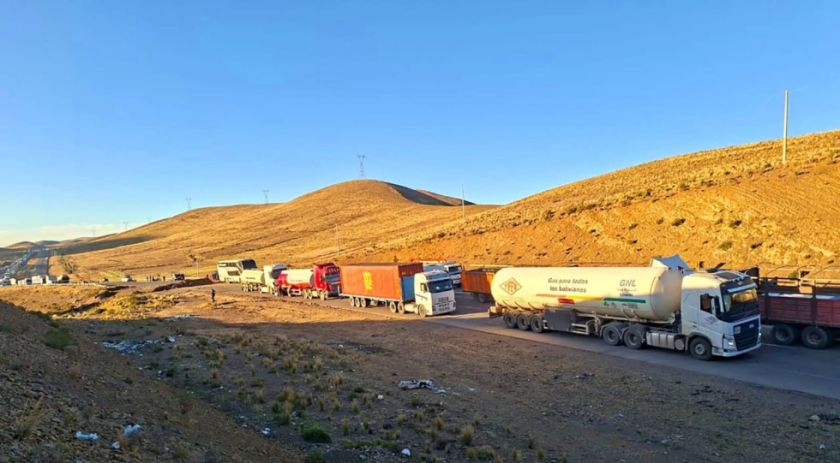 Empresas de Cochabamba donan medicamentos para choferes en los bloqueos