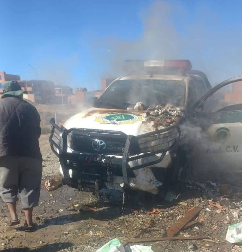 Incendian vehículo de la FELCV y agreden a dos policías en punto de bloqueo en El Alto