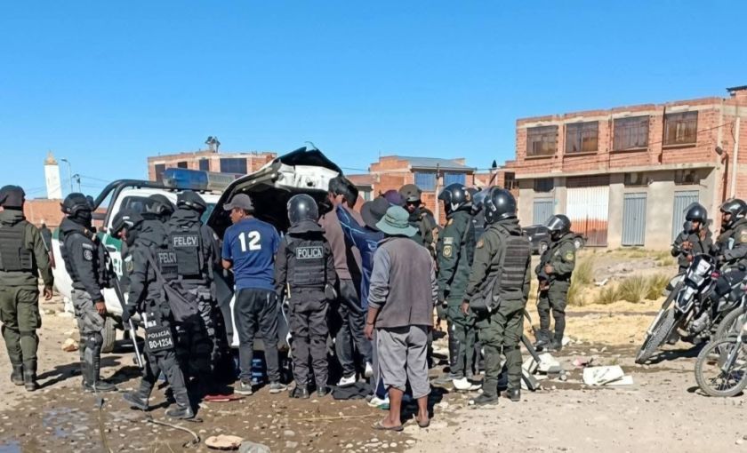 ¿A dónde iba la patrulla policial quemada en El Alto?