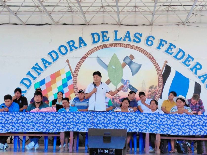 Cocaleros deciden continuar con sus movilizaciones bajo las órdenes de Evo Morales