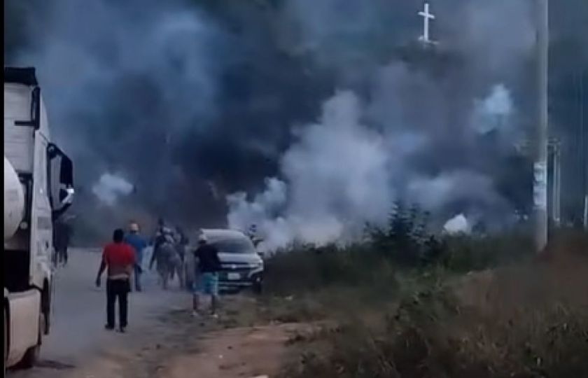Pobladores intentan desbloquear en Caranavi, pero chocan con movilizados 