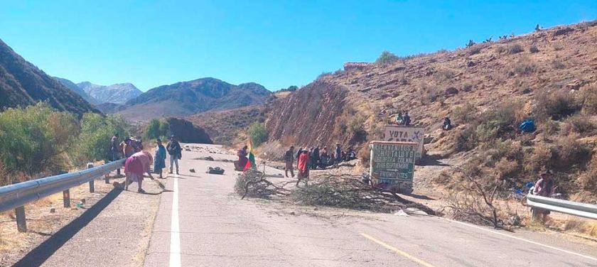 Se liberan puntos de bloqueo en vía a Sucre, pero no hacia Oruro