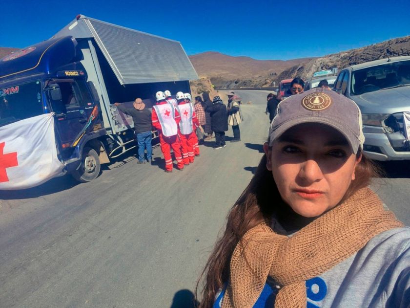 Oruro: Mujeres periodistas protagonizan misión de alto  riesgo llevando alimentos a transportistas bloqueados 