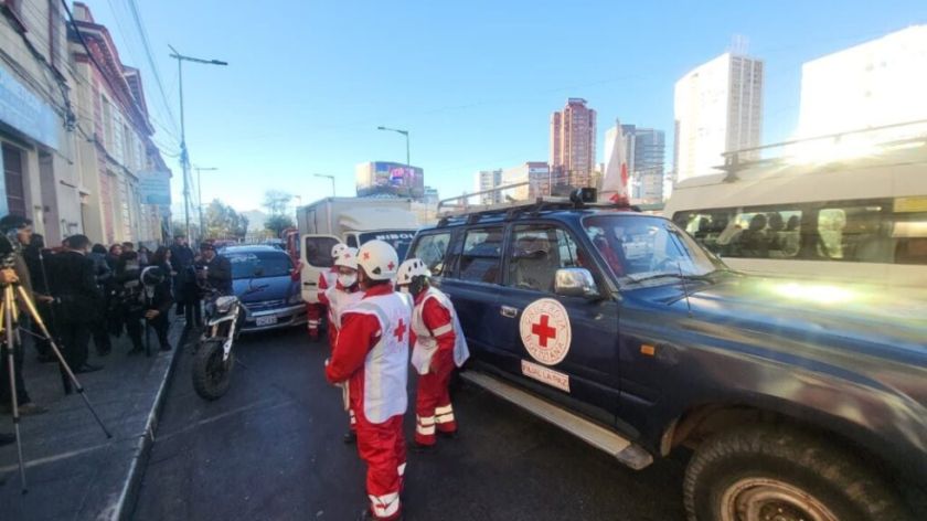 Caravana lleva asistencia humanitaria para transportistas en la ruta a Tambo Quemado
