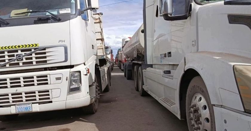 Transporte pesado se declara en emergencia y exige alivio por multas tras 46 días de bloqueos