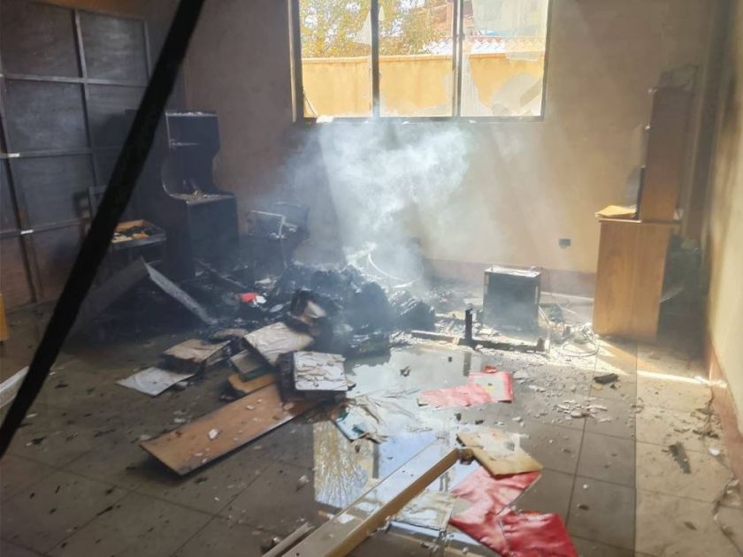 Denuncian quema y saqueo de una subalcaldía en El Alto