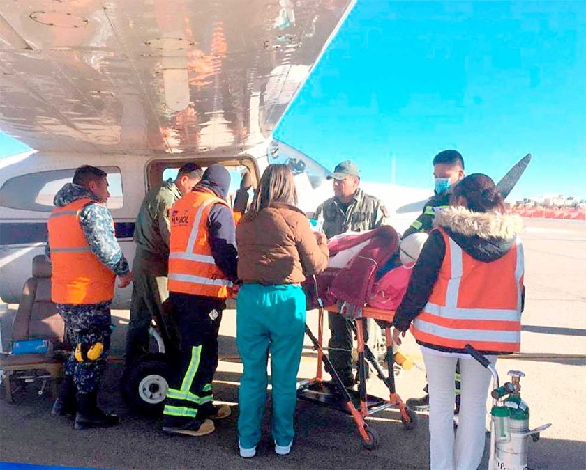 La FAB traslada a menor de Uyuni a La Paz