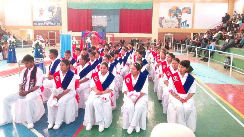 Enfermería Llica de la UATF tuvo su primera promoción con 62 graduados