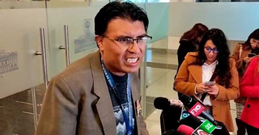 Comisión de Ética admite denuncia contra Nilton Condori por respaldar bloqueos
