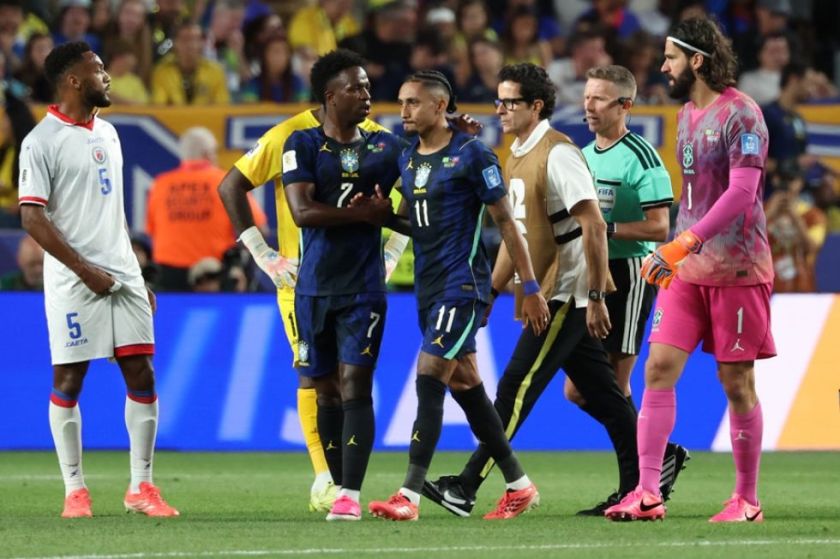 Raphinha se retira lesionado antes del descanso del Brasil-Haití