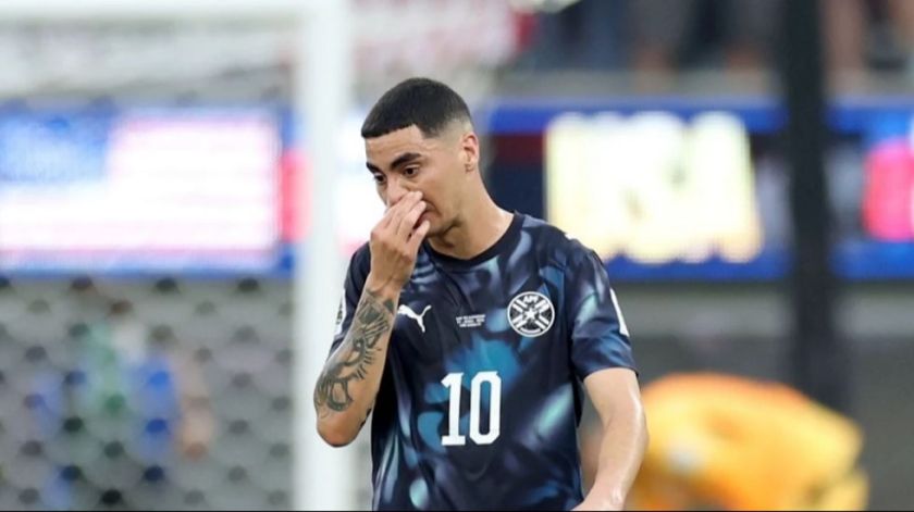 Almirón, primer sancionado por la nueva regla de la FIFA
