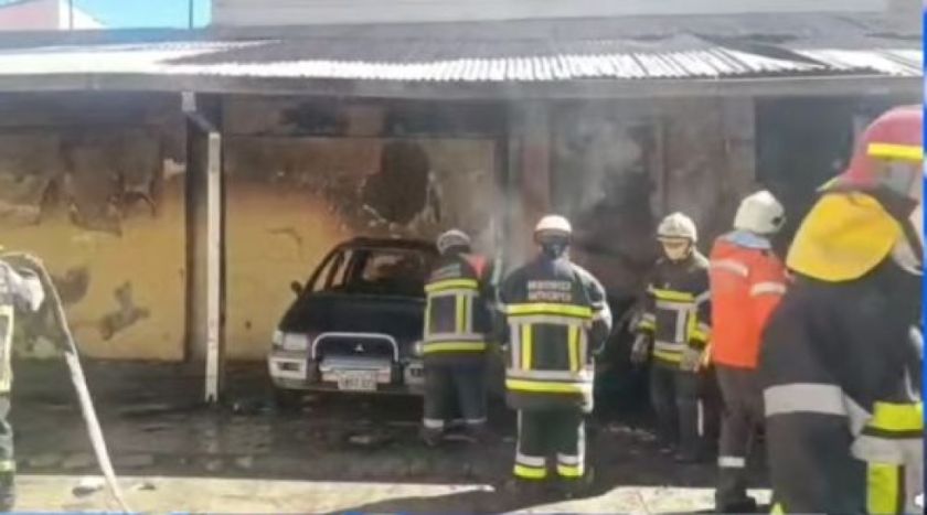Oruro: Incendio en un parqueo deja seis motorizados afectados