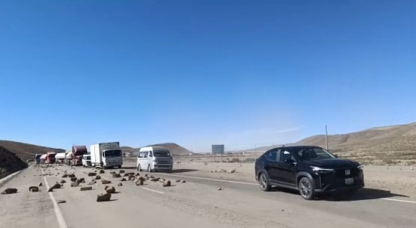 Policía despeja la doble vía Oruro – La Paz para el paso de cisternas y otros motorizados