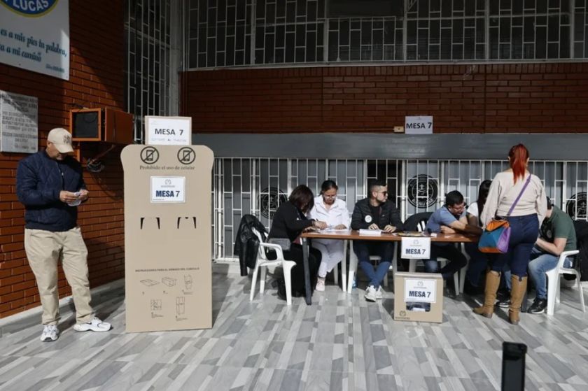 Cierran los colegios electorales en Colombia y comienza el conteo de votos para presidente
