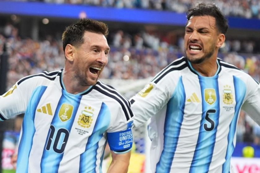 Messi agranda su leyenda y Argentina reserva su plaza en dieciseisavos