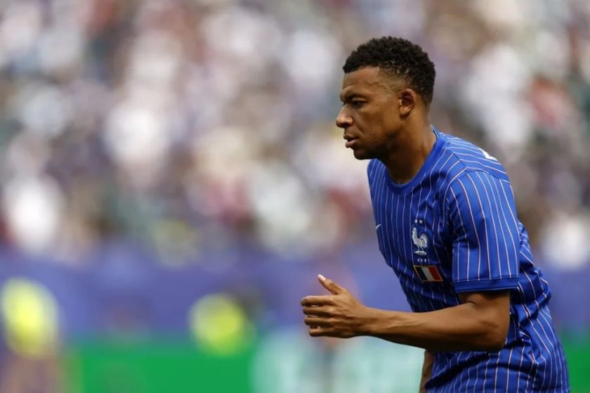 Mbappé cumple 100 partidos con Francia