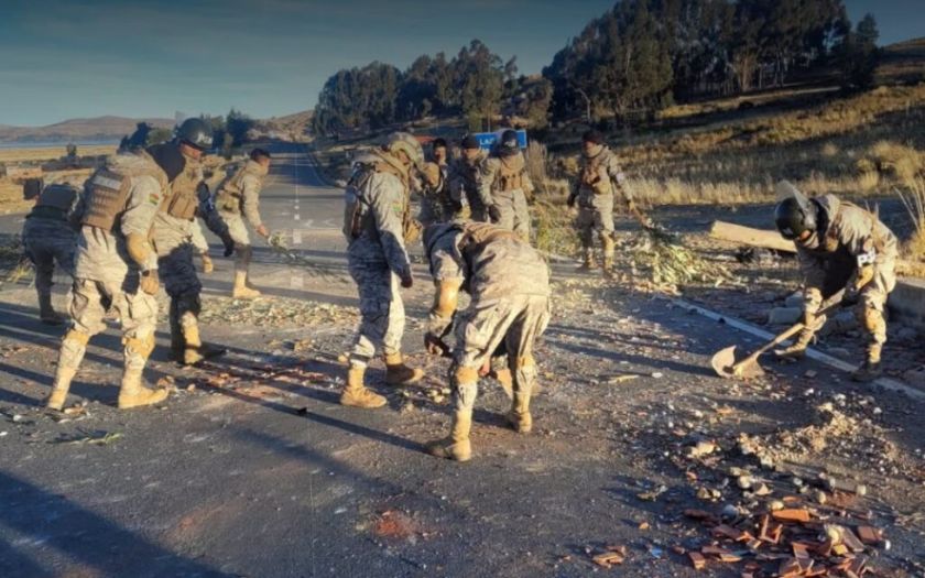 Operativo policial – militar logra desbloquear la ruta hacia Copacabana