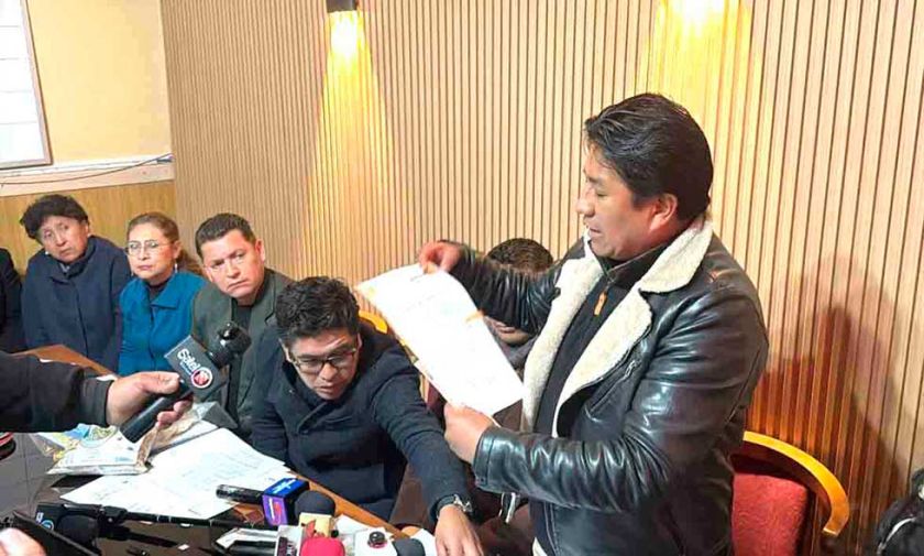 Denuncian que empresa se adjudicó  desayuno 2025 con documento falso