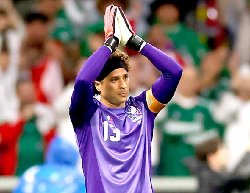 Guillermo Ochoa se suma a las leyendas del mundial