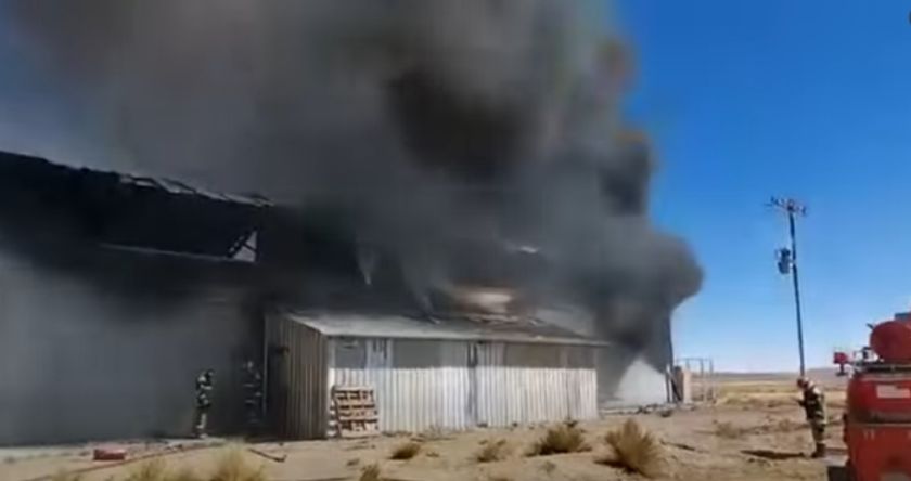 Reportan incendio de magnitud en una fábrica de plásticos ubicada en la vía Oruro – La Paz