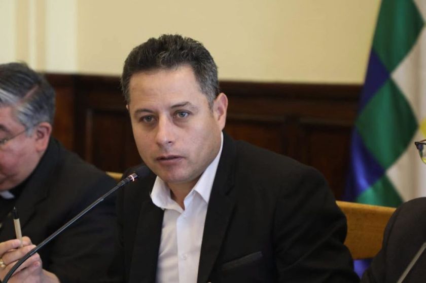 Edmand Lara advierte que nuevo tipo de cambio devalúa la moneda boliviana