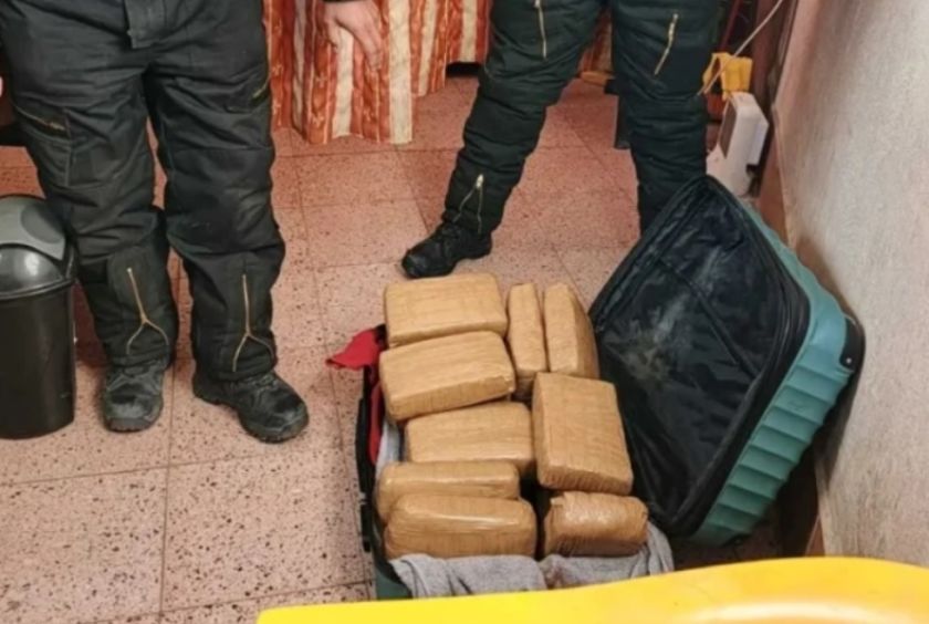 Incautan 15 paquetes de marihuana ocultos en una maleta en Llallagua